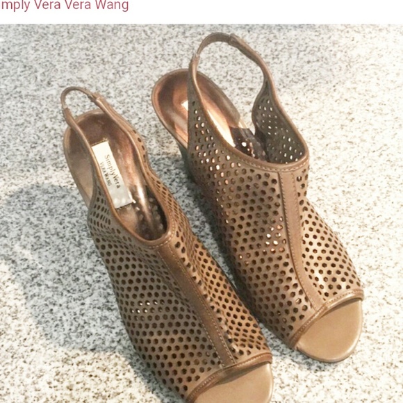 VERA WANG Summer Wedges! - Picture 4 of 5